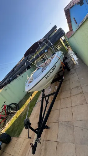 LINDA LANCHA ALTERNATIVA 16 PÉS MOTOR 60HP COM CARRETINHA 