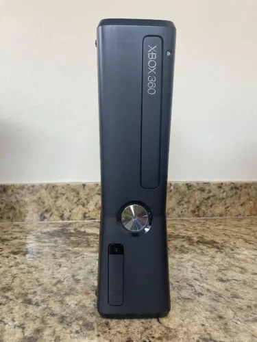 Xbox 360 Slim 4gb com defeito - para conserto ou retirada de peças