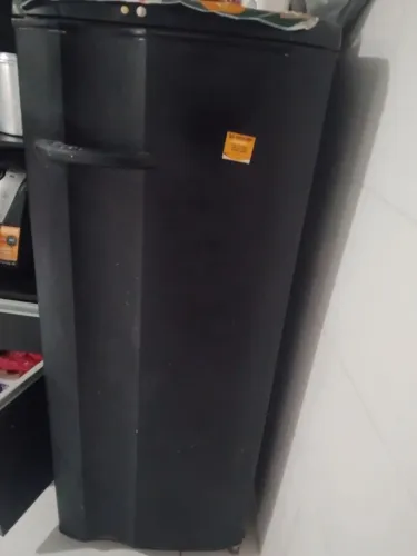 Vendo geladeira eletrolux ( RE/ 239 LITROS).