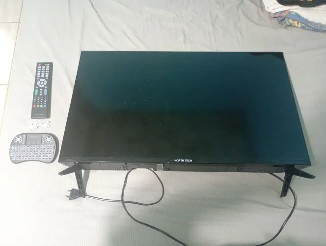 vendo tv smart com 2 controles