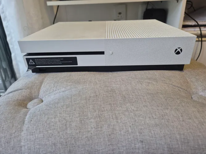 Xbox one 1tb + 2 controles + 2 jogos inclusos.