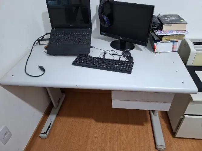 Mesa de escritório - madeira maciça e ferro