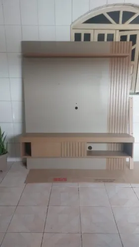 painel para TV com rack suspenso