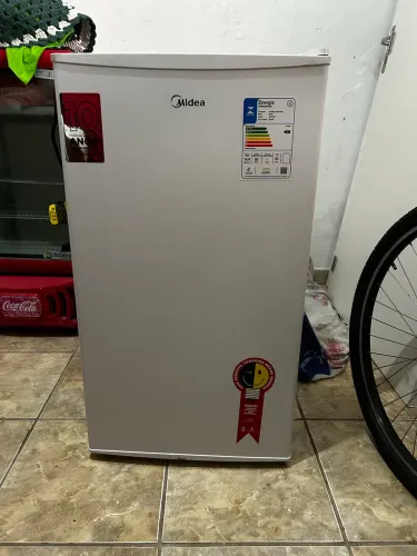  Frigobar Midea de 93 litros Seminovo 