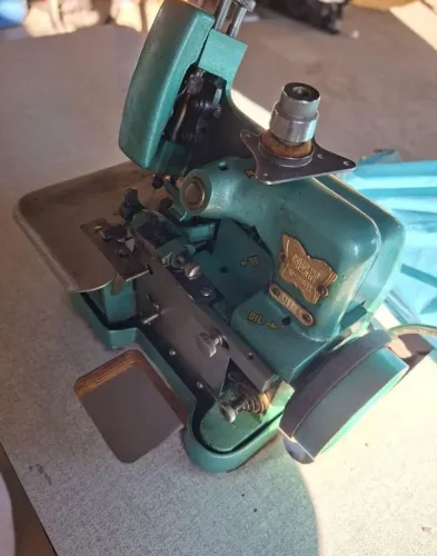 Overlock chinesinha, em ótimas condições.