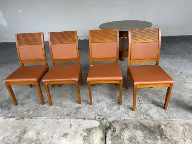 Vendo cadeiras de madeira 