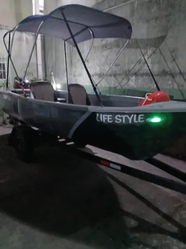 Vendo Barco, acompanha carretinha .