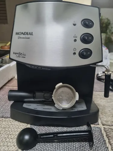 Cafeteira expresso e vaporizador de espuma