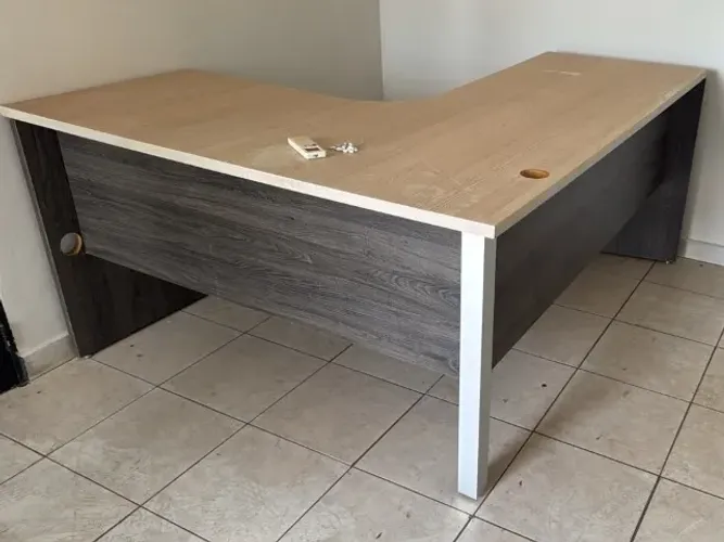 Mesa em L com Gaveteiro 4 Gavetas Bicolor 1,60m - Fabricamos móveis sob encomenda