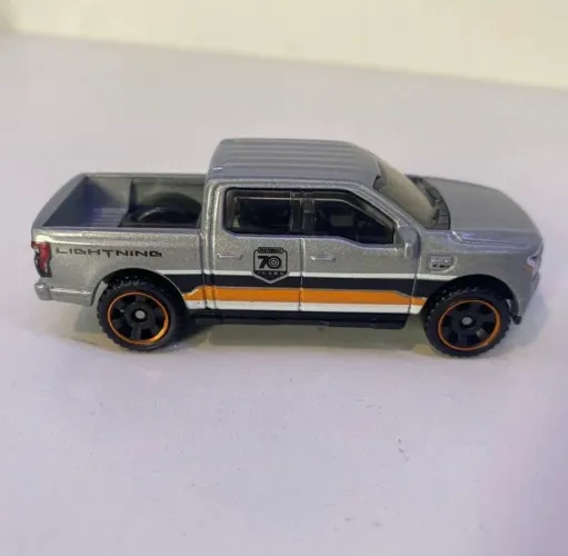 Miniatura Matchbox 2022 Ford F-150 Lightning 70 Anos Prata Loose Novo Picape