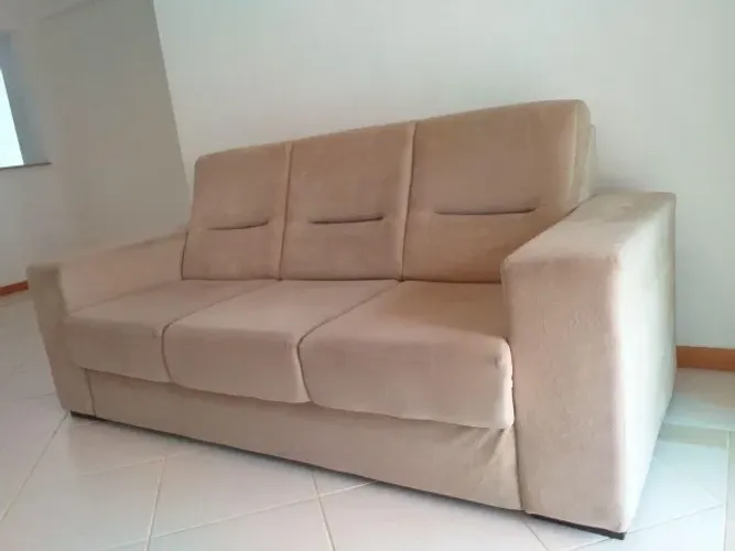 Sofá tecido 3 lugares cor marfim/bege