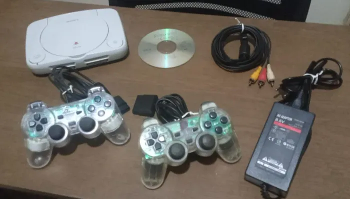 ? PLAYSTATION 1 BABY BRANQUINHO - R$390