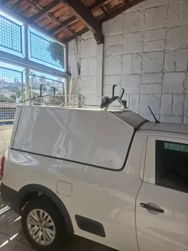 Capota de aço de uma porta traseira e suporte para escada