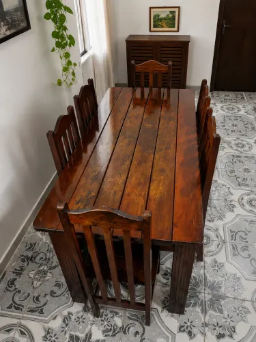 Mesa de madeira de lei 6 lugares.