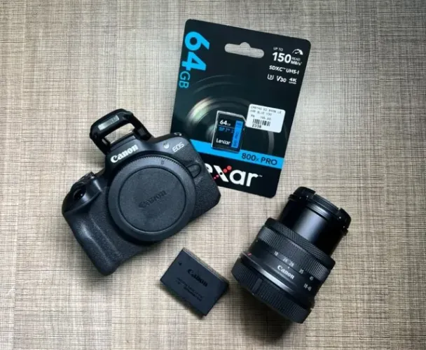 Oportunidade Única Câmera Canon EOS R100 + Lente + Bolsa + Cartão 64GB