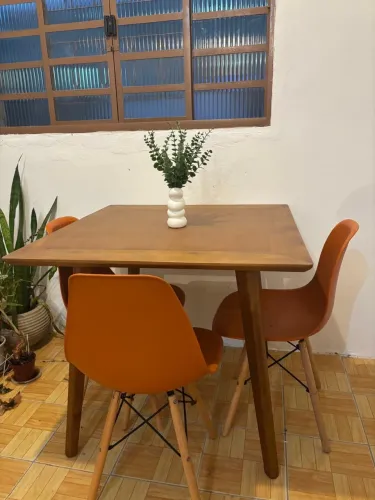 Mesa de pé palito 90x90 e cadeiras easy wood tokstok
