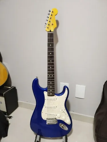 Guitarra com upgrades, elétrica Roslen e captadores Fender Texas special 