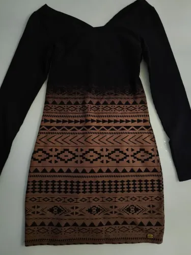 Vestido de manga comprida com estampa tribal e recorte nas costas - Vide Bula