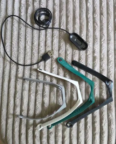 Kit Xiaomi Mi Band 4: Carregador USB + 4 Pulseiras (Cores Variadas)