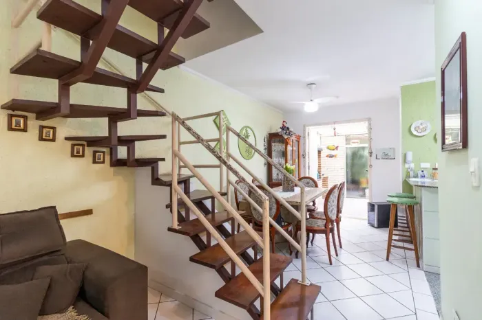CASA DE CONDOMINIO EM RUA SEM SAÍDA - SANTO AMARO