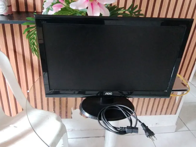 Monitor LED AOC e cabo de força