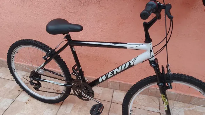 Bicicleta aro 26 adulto 18 marchas aero suspensão semi nova