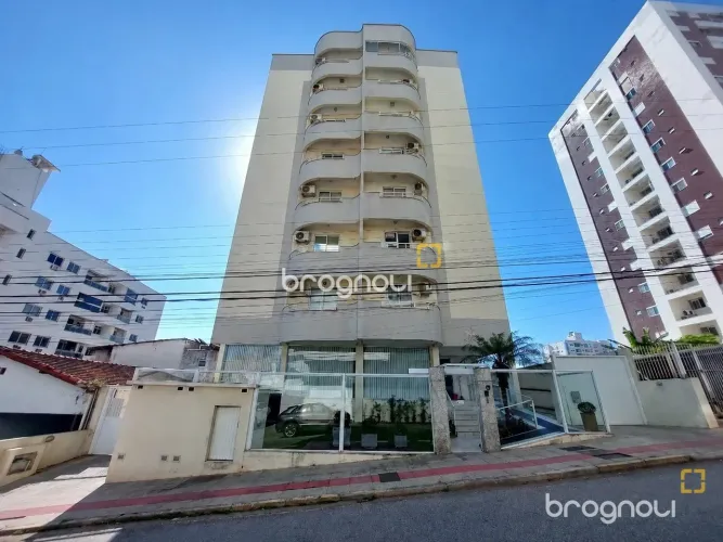 Apartamento 2 dormitórios, sendo 1 suíte, sacada com churrasqueira, 1 vaga em Barreiros -