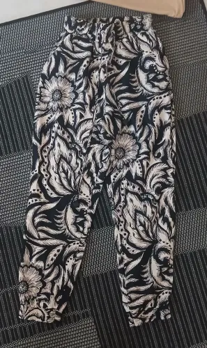 Calça Jogger da Renner estampa floral.