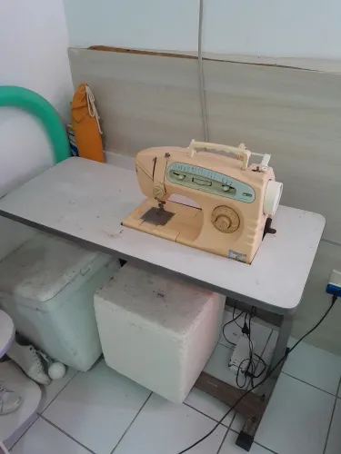 Máquina de costura zig-zag singer com bancada