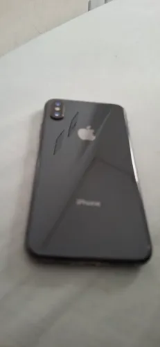 Iphone X preto, bateria 100%, com alguns detalhes na carcaça 