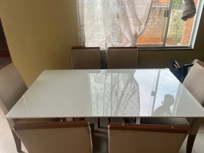 Mesa com tampo de vidro com 6 cadeiras em MDF