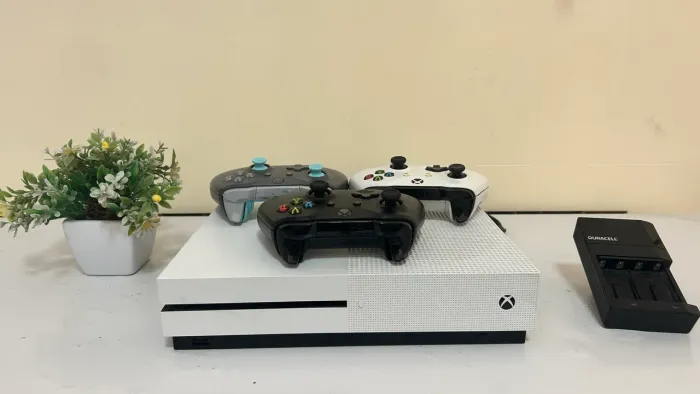 XBOX ONE S 1TB - COMPLETO + 3 CONTROLES