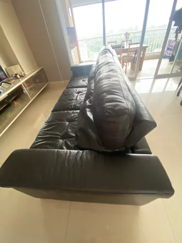 Vendo sofá de couro modular 3 lugares, retrátil, cor café escuro,bom estado.