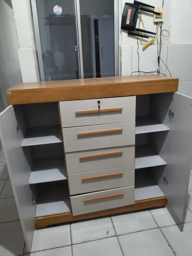 Comoda 5 gavetas corrediças,e 2 portas.
