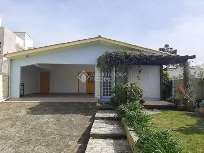 Casa Alto Padrão , muito bem localizada no Morro das Pedras - Poucos metros da Praia