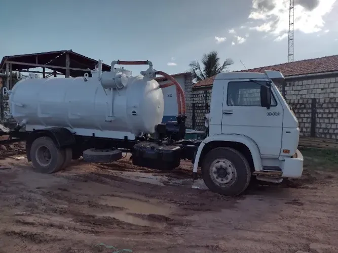 Caminhão 13180 limpa fossa