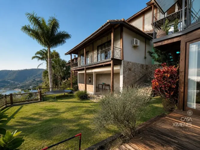 Casa em condomínio com vista para as montanhas em Nogueira, Petrópolis
