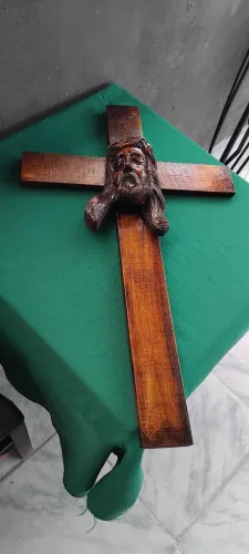 Antigo crucifixo de madeira com face de jesus em alto relevo