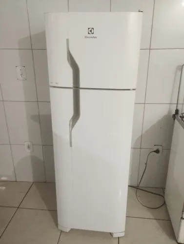 Excelente geladeira Electrolux semi nova 260 litros funcionando perfeitamente (Guarapari)