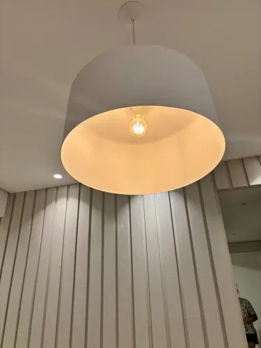 Lustre redondo na cor branca com detalhes em madeira