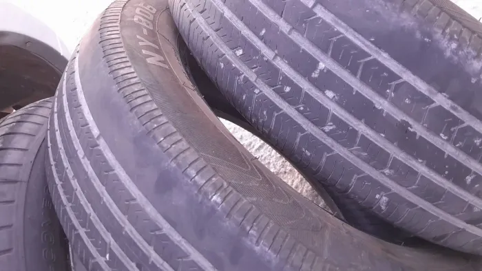 2 Peneus R15. 185 ainda bom pra rodar