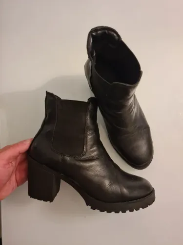 Bota tratorada preta de verniz
