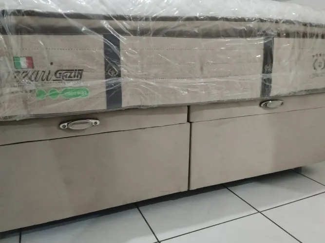 BAÚ QUEEN SUEDE BEGE - NOVO! Aceito cartão! Compra realizada dia 15/08