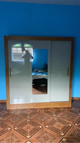 Guarda roupa 03 portas e 04 gavetas