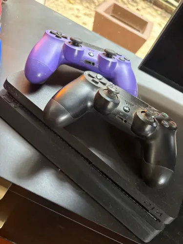 PS4 Slim 1TB + 2 Controles Originais + 8 Jogos