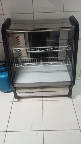 Balcão gelado para bebidas e tortas.