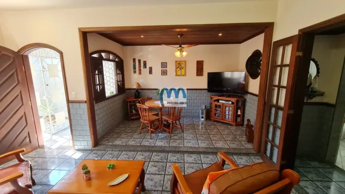 Casa duplex, próxima a Escolinha do Flamengo.