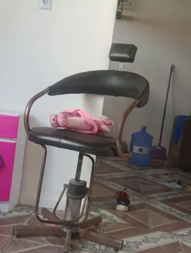 Cadeira de salão + itens para salão ( toalha , alguns produtos nano plastia, lavatório )