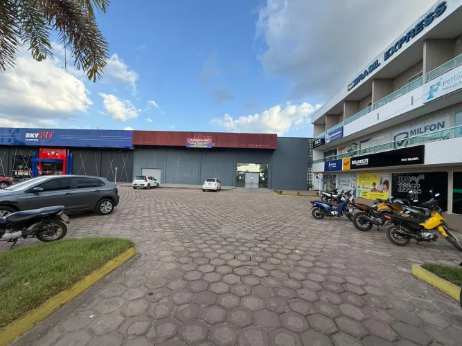 Aluga-se um ponto comercial (750 mt²)