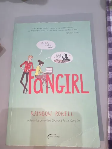 Vendo livro Fangirl (Rainbow Rowell)